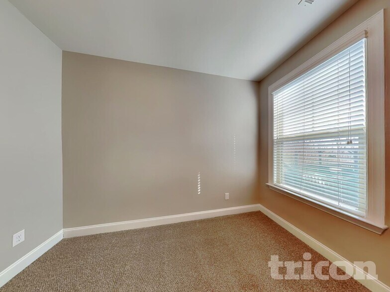 Building Photo - 10403 Drake Hill Dr