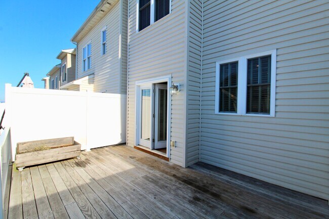 Building Photo - Upscale townhome  with attached garage for rent in the Townes at Bluestone!