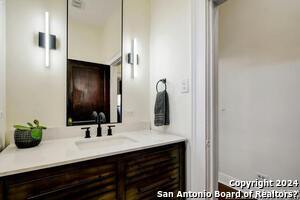 Building Photo - 423 W Woodlawn Ave