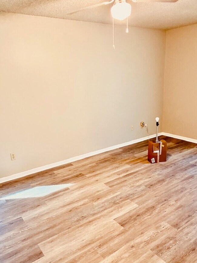 Building Photo - BEAUTIFUL COUNTRY 2 BEDROOM LEASE HOME IN ...