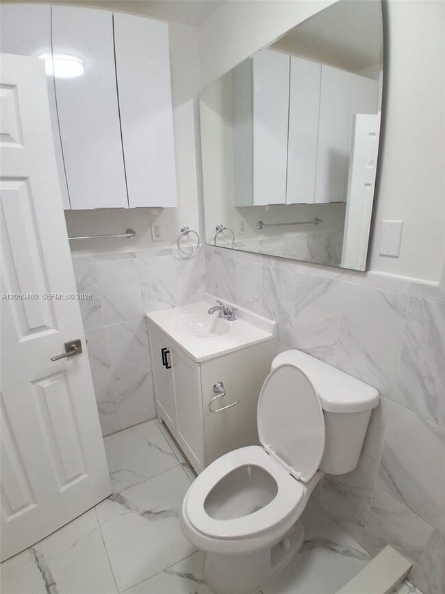 Building Photo - 1231 SW 136th Pl