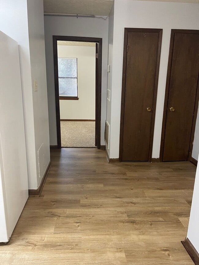 Building Photo - 2 bedroom, 1 bath duplex is located on a cul-de-sac near Cedar Shoals High School