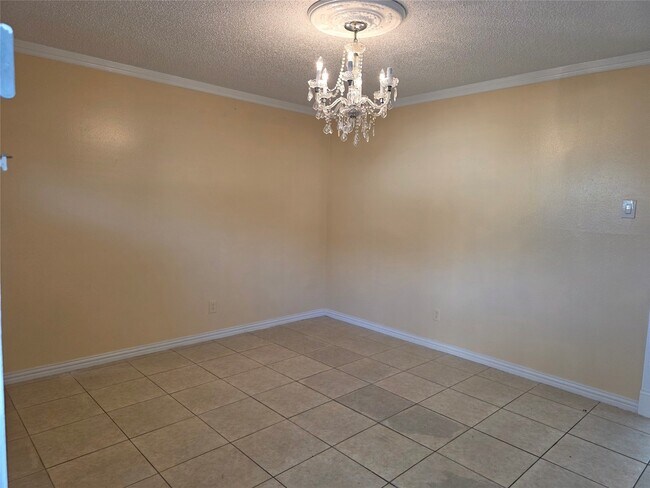 Building Photo - 1016 E Tri Oaks Ln