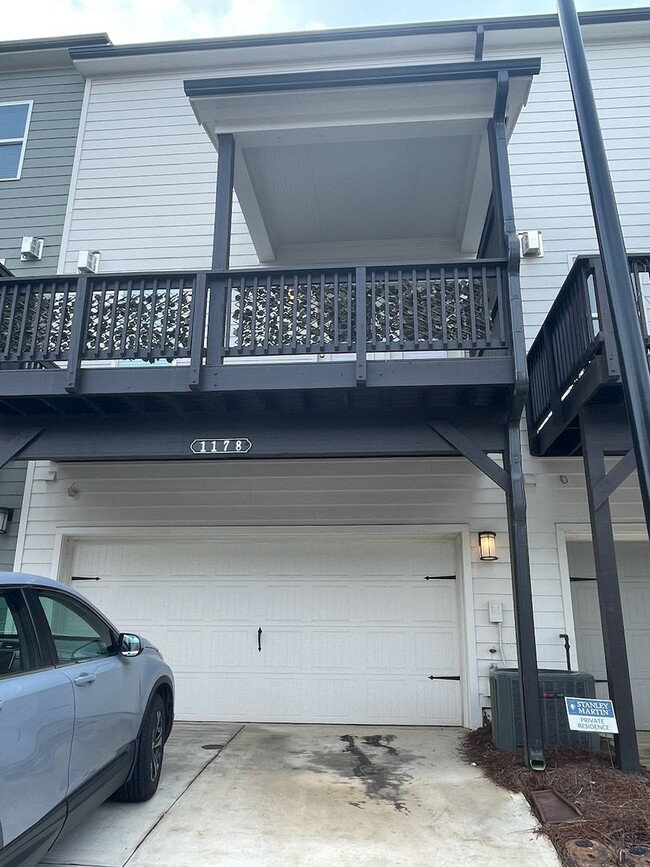 Building Photo - Amenities and Location Make this 3-Level T...