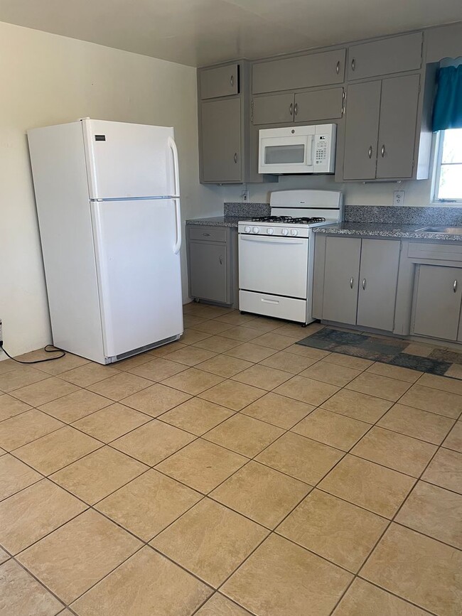 Building Photo - Lovely 3 Bedroom House with Stunning Mount...