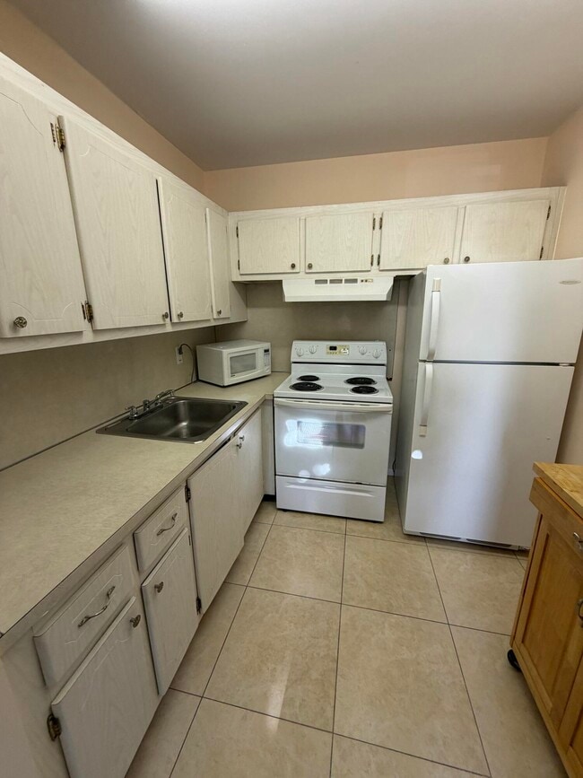 Building Photo - 185 Salisbury E