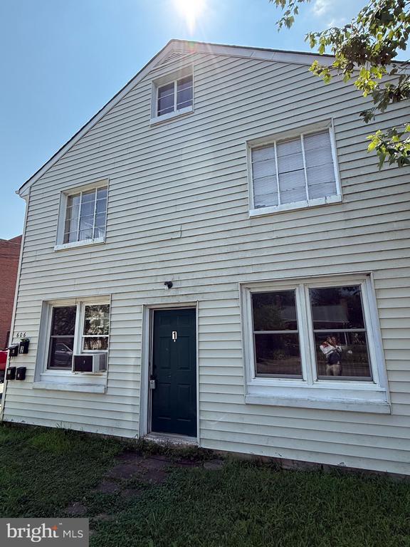 Primary Photo - 606 Stuart St