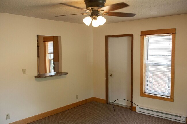 Building Photo - New On Market - 3 Bedroom, 1 Bathroom Duplex