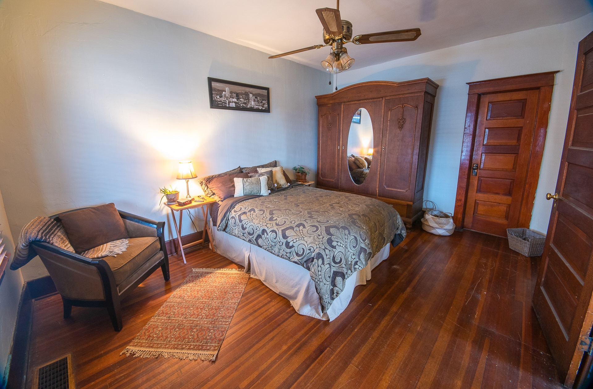 Beautiful antique wardrobe included - 4404 Sherman St