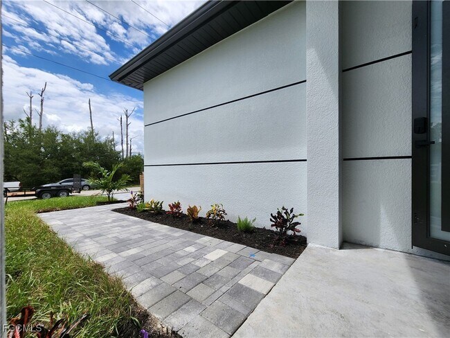 Building Photo - 3302 E 18th St