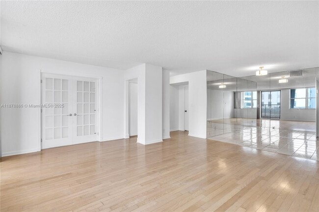 Building Photo - 2201 S Ocean Dr