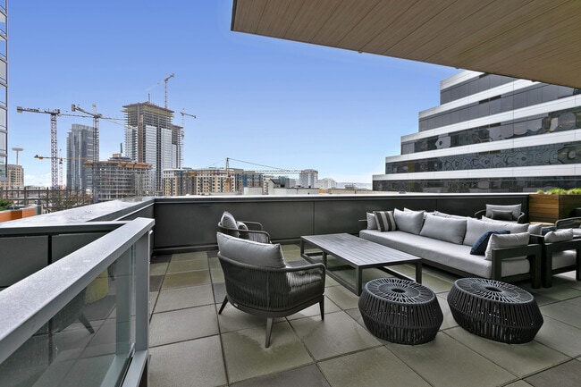 Building Photo - Nexus Condominium - 1 bedroom + den