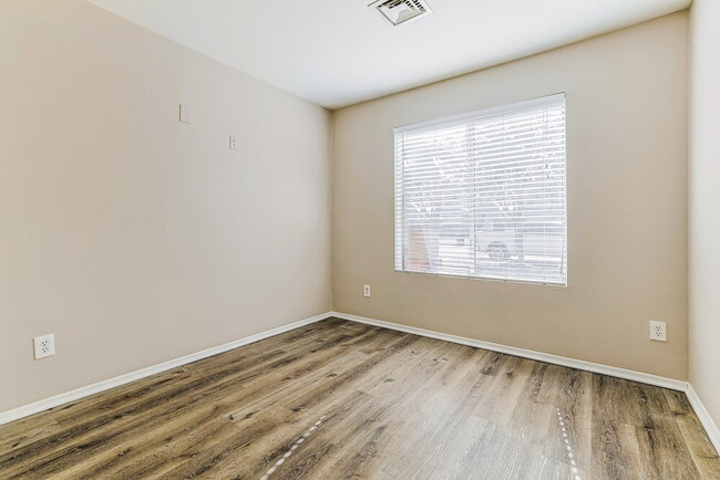 Building Photo - 8746 W McLellan Rd