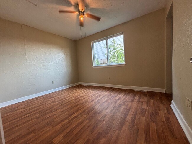 Building Photo - Spacious clean 5 bedroom 2 full bath home ...