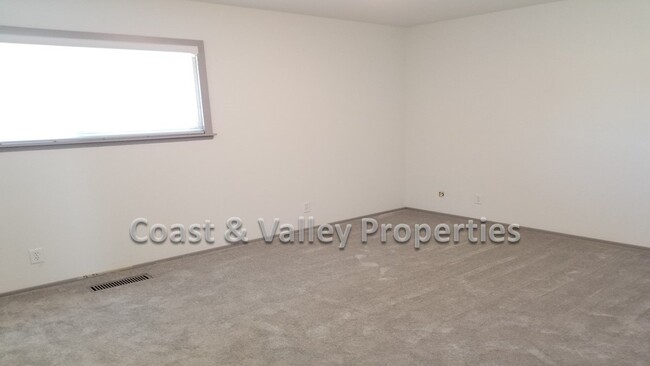 Building Photo - North Salinas Home for RENT!!!