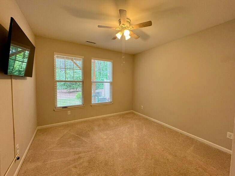 Building Photo - 1025 Lathrop Ln