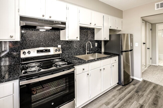 Building Photo - Newly Refreshed 1 Bedroom Apartment Near D...