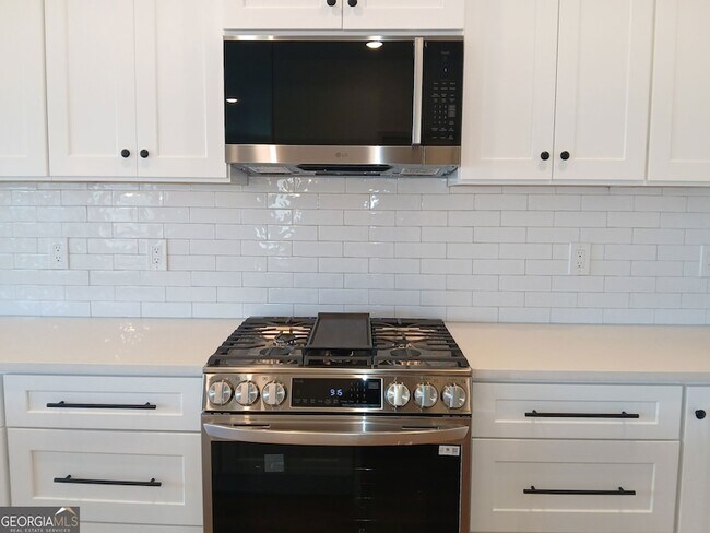 Building Photo - 245 Lakeview Dr