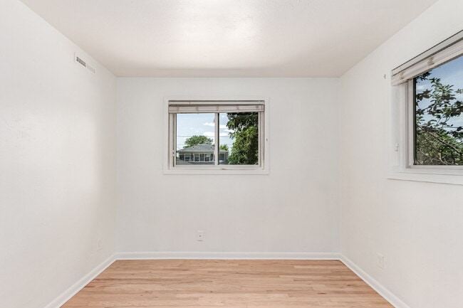 Building Photo - Charming Upper Unit Duplex in the Heart of Englewood!