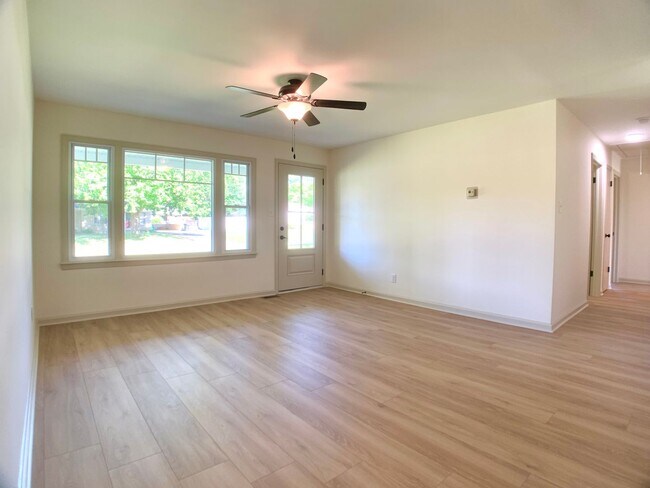 Building Photo - 427 Wayne Dr