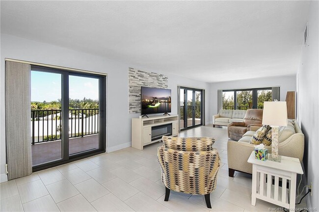 Building Photo - 10044 S Ocean Dr