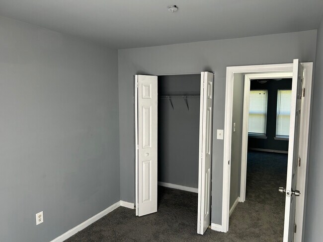 Building Photo - 114 S Rock Glen Rd