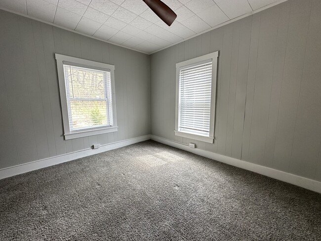 Building Photo - 610 E Main St