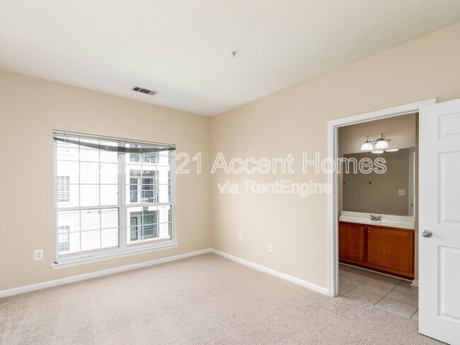 Building Photo - 4862 Eisenhower Ave