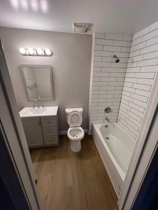 Building Photo - Spacious Newly Rennovated 2 Bedroom House with 2.5 Bath