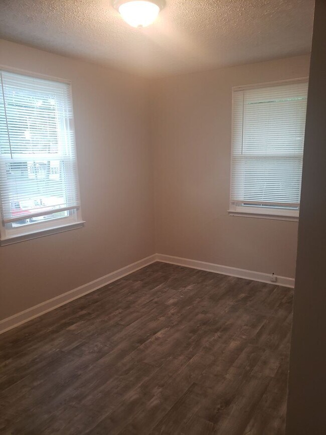 Building Photo - NEWLY RENOVATED DUPLEX UNIT