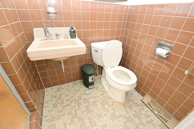 Building Photo - Furnished or unfurnished 4 bedroom 3 full bath home near the University of Notre Dame.