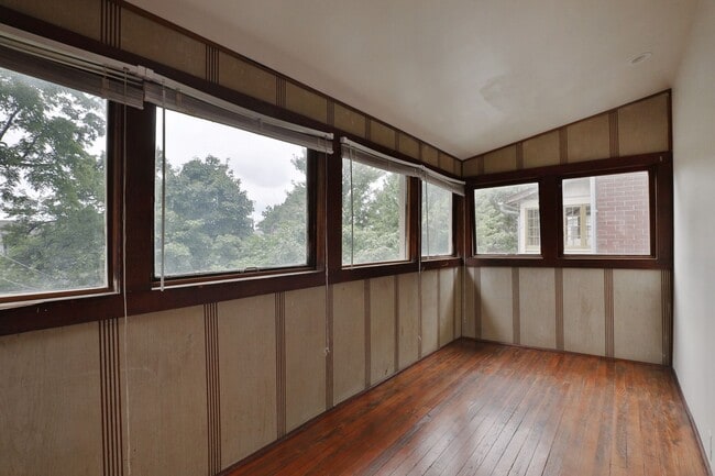 Building Photo - Great CENTRAL Location 5 Bedroom House - Virtual Showings Available