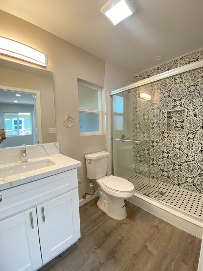 Building Photo - Spacious 5 BR 2 BA!