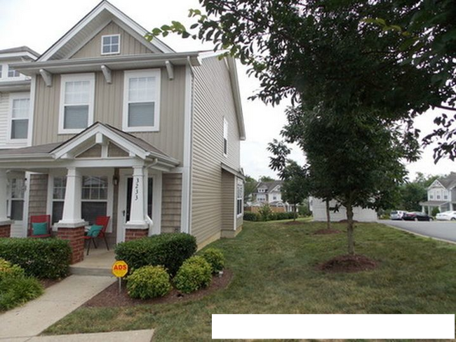 Building Photo - "Charming 2-Bed Oasis with 2.5 Baths in Nashville's Heart - 1,234 Sq Ft of Comfort!" End Unit