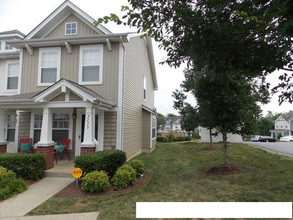 Building Photo - "Charming 2-Bed Oasis with 2.5 Baths in Nashville's Heart - 1,234 Sq Ft of Comfort!" End Unit