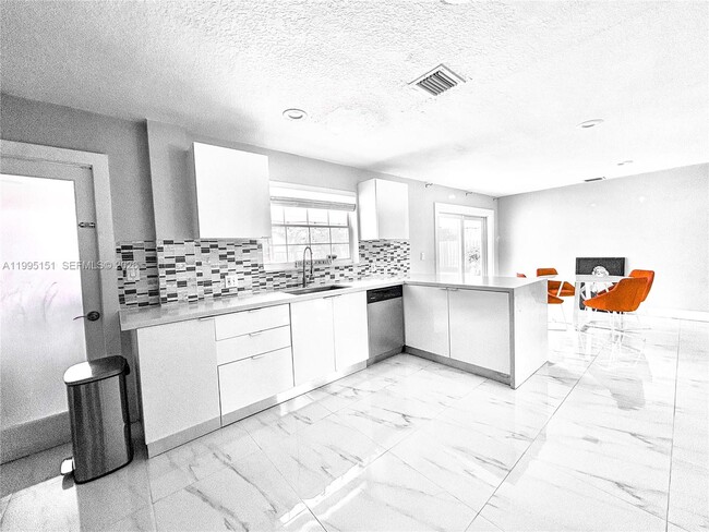 Building Photo - 5770 NE 18th Ave