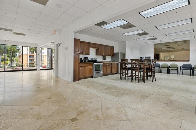 Building Photo - 9340 Fontainebleau Blvd