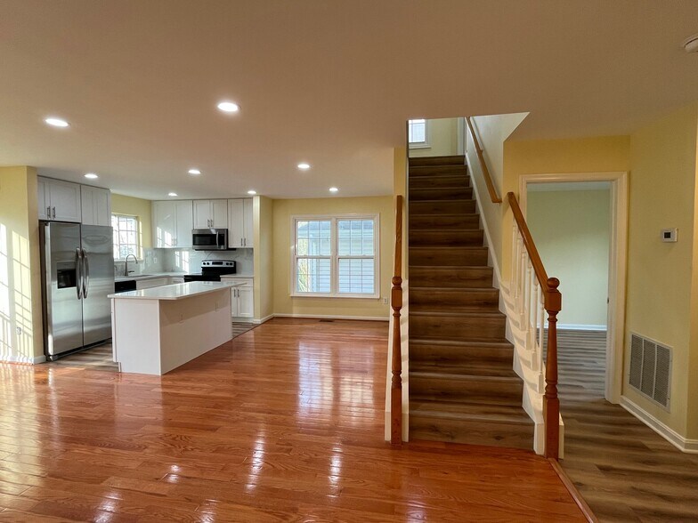 Building Photo - 11219 Potomac Oaks Dr