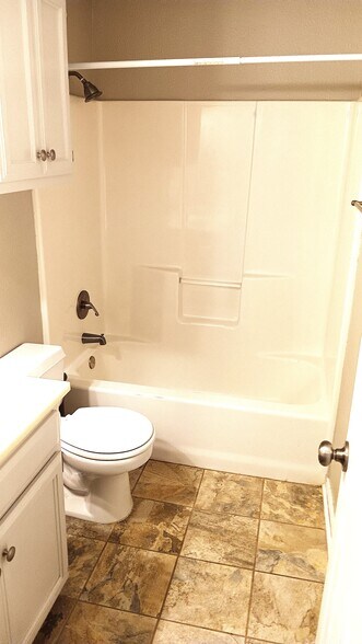 Guest Bath - 3113 Inglewood St