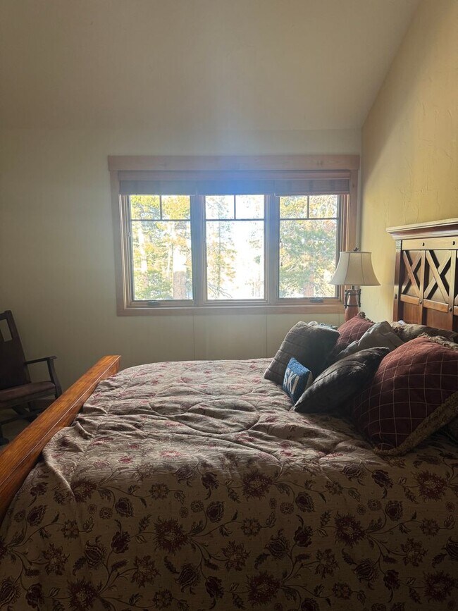 Building Photo - Luxury Fully Furnished 4BD/4BA Mountain Retreat with Hot Tub & Garage – Woodwinds #34, Mammoth Lakes