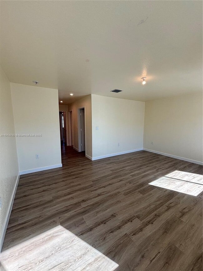 Building Photo - 1021 NE 5th Ave