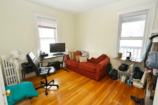 Building Photo - 89 Rockview St