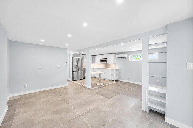 Building Photo - 828 NE 17th Way