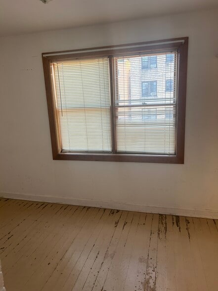 Building Photo - 2025 W Berwyn Ave