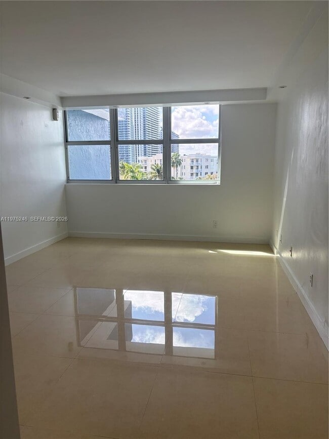 Building Photo - 16558 NE 26th Ave