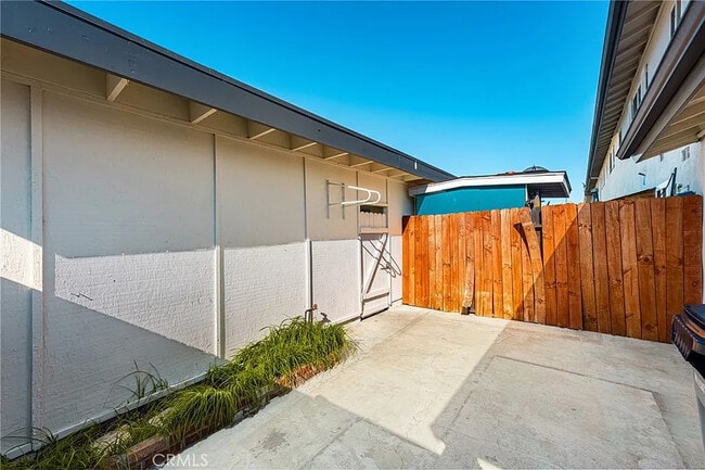 Building Photo - Charming 1-Bed Cottage with Utilities Included, Garage & In-Unit Laundry – Huntington Beach