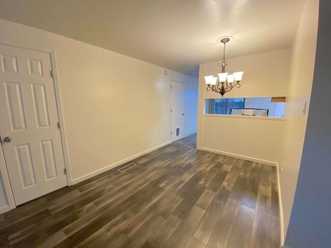 Building Photo - Charming Sparks Duplex - Yard/Garage/Centr...
