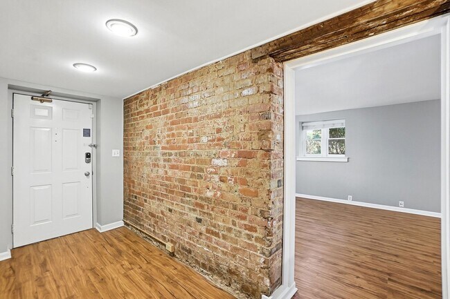 Building Photo - 1 Bedroom Condo in Uptown