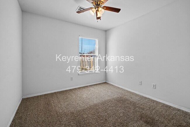 Building Photo - 706 SW Sandrock Rd