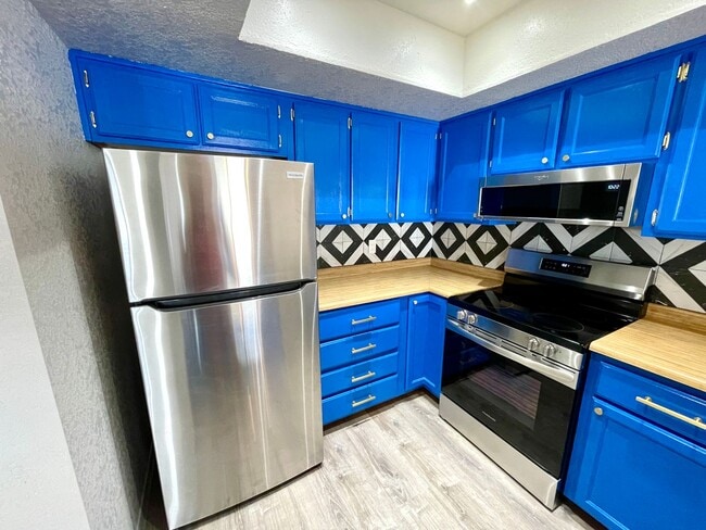 Building Photo - Great 1 Bedroom Condo in the Roadhaven Condos Gated Community!